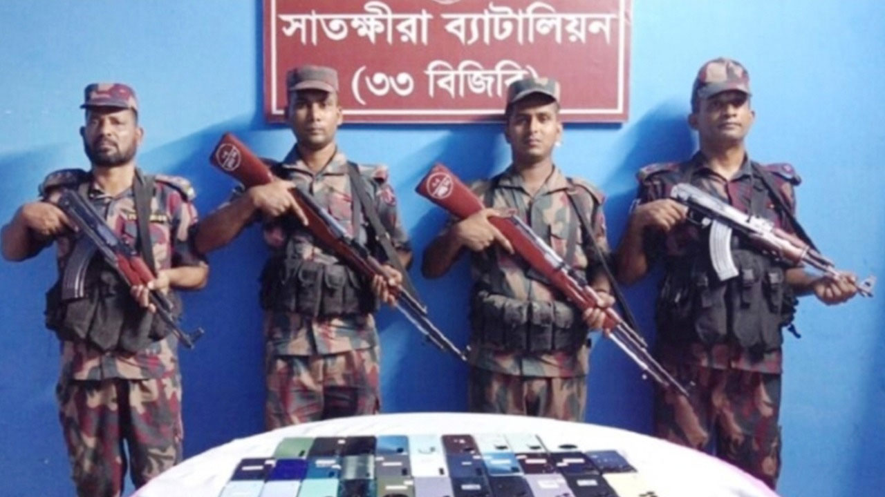 সাতক্ষীরায় ৫২টি মোবাইলসহ সাড়ে ২৫ লাখ টাকার পণ্য জব্দ